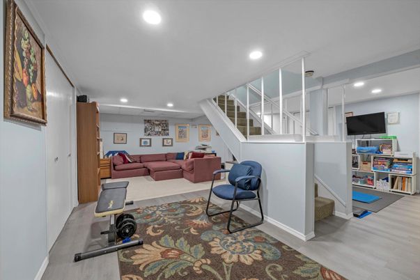 Fitness Equipment, Interior, Living room, Recessed Lighting, Wood Texture Flooring