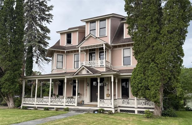 Exterior, Facade, Queen Anne Victorian