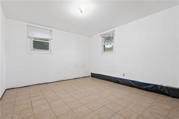 Empty room, Interior