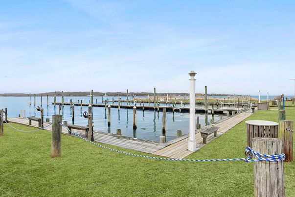 Exterior, Lake