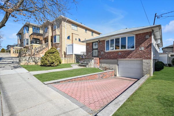 Attached, Exterior, Facade, Brick Facade, Raised Ranch