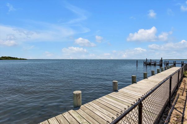 Exterior, Lake