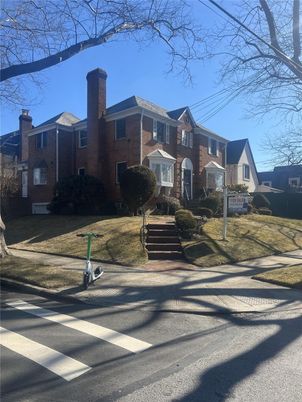 Exterior, Facade, Brick Facade, Queen Anne Victorian