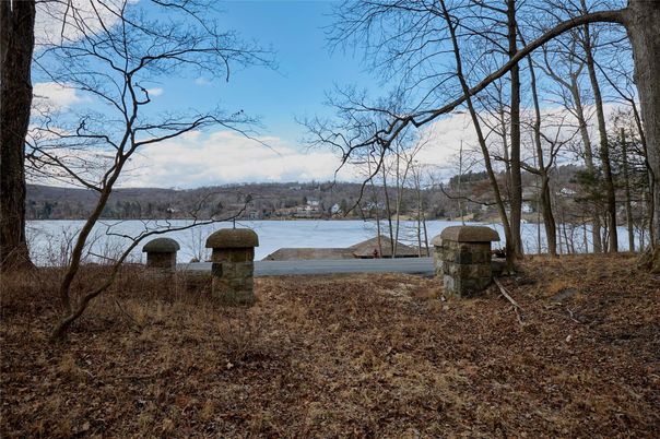 Exterior, Lake