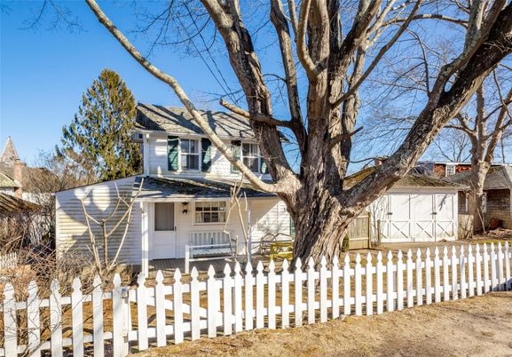 Attached, Exterior, Facade, Queen Anne Victorian
