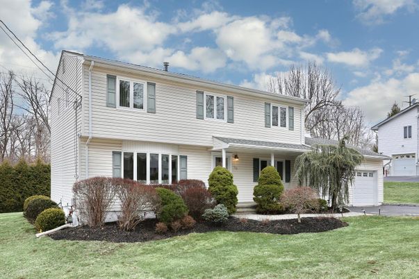 Attached, Exterior, Facade, Split Level