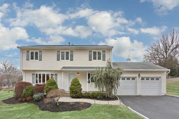 Attached, Exterior, Facade, Split Level