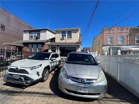 Exterior, Facade, Brick Facade, Rowhouse