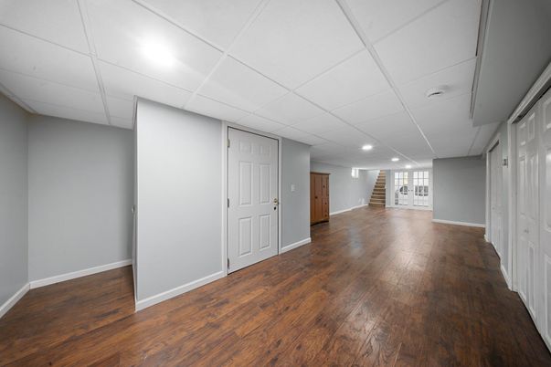 Empty room, Interior, Recessed Lighting, Wood Texture Flooring
