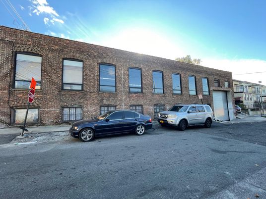 Exterior, Facade, Brick Facade, Rowhouse