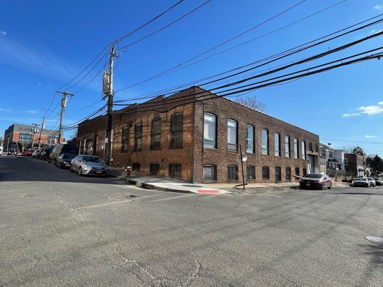Exterior, Facade, Brick Facade, Chicago School