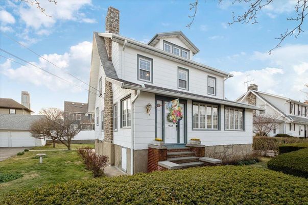 Exterior, Facade, American Foursquare