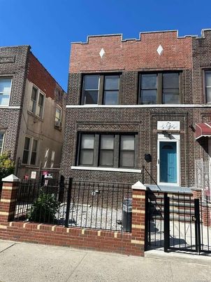 Exterior, Facade, Brick Facade, Rowhouse