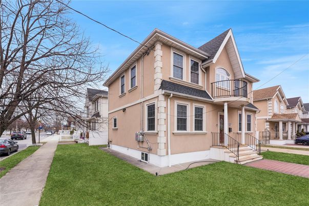 Exterior, Facade, Queen Anne Victorian