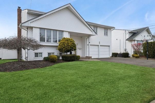 Attached, Exterior, Facade, Farmhouse