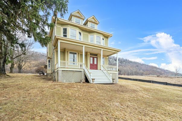 Backyard, Exterior, Facade, American Foursquare