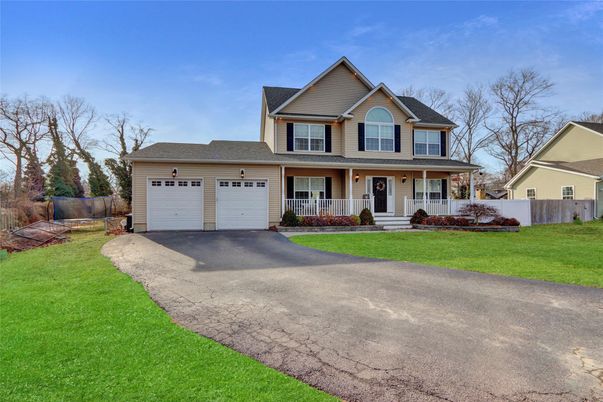 Attached, Exterior, Facade, Farmhouse