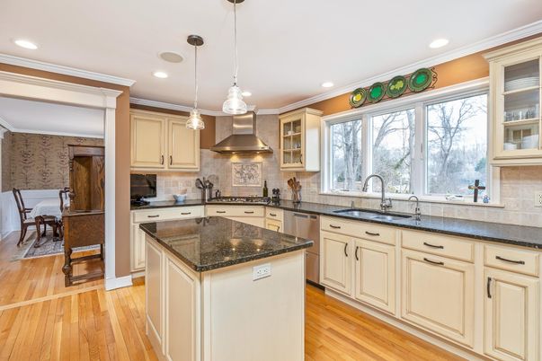 Dining room, Interior, Kitchen, Pendant Lights, Recessed Lighting, Stainless Steel Appliances, Wood Texture Flooring