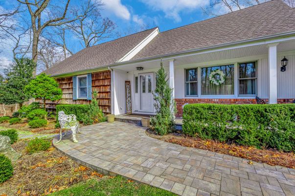 Exterior, Facade, Ranch