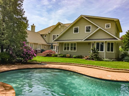 Exterior, Facade, Pool, Queen Anne Victorian
