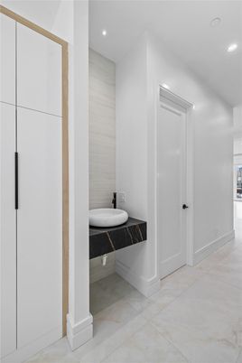 Bathroom, Interior, Recessed Lighting