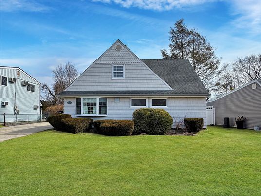 Exterior, Facade, Cape Cod
