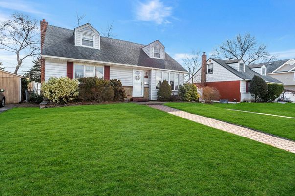 Exterior, Facade, Cape Cod