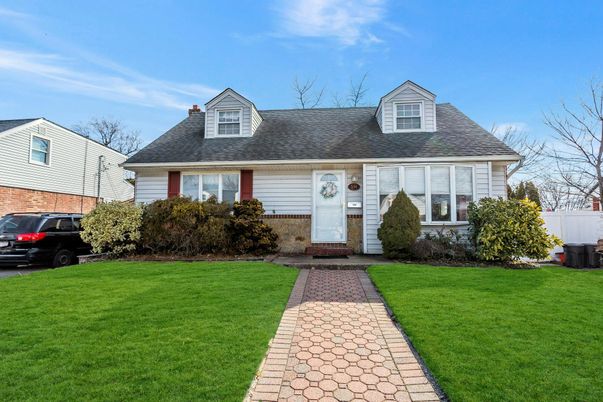 Exterior, Facade, Cape Cod