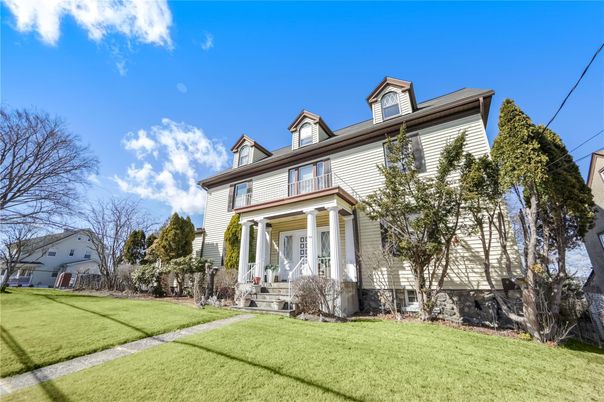 Exterior, Facade, American Foursquare