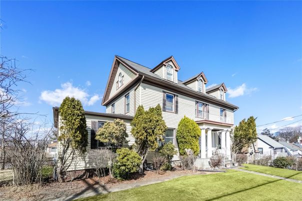 Exterior, Facade, Queen Anne Victorian