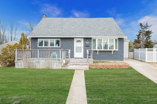 Exterior, Facade, Cape Cod