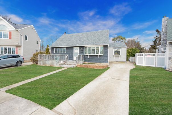 Exterior, Facade, Cape Cod