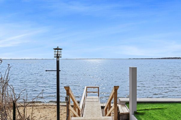 Exterior, Lake