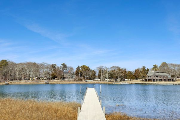 Exterior, Lake