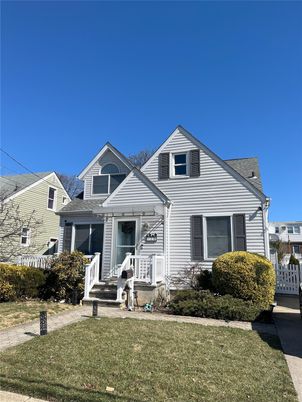 Exterior, Facade, Queen Anne Victorian