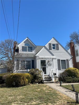 Exterior, Facade, Queen Anne Victorian