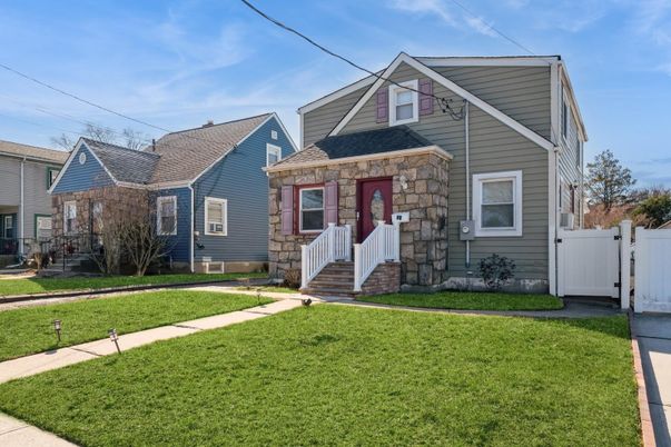 Exterior, Facade, Queen Anne Victorian