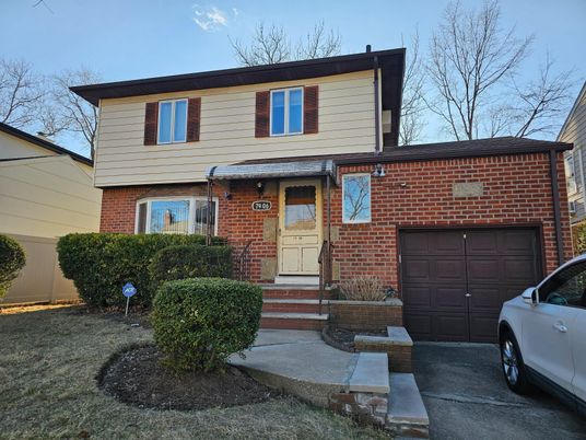 Attached, Exterior, Facade, Brick Facade, American Foursquare