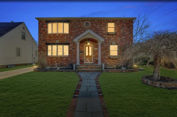Exterior, Facade, Brick Facade, Georgian