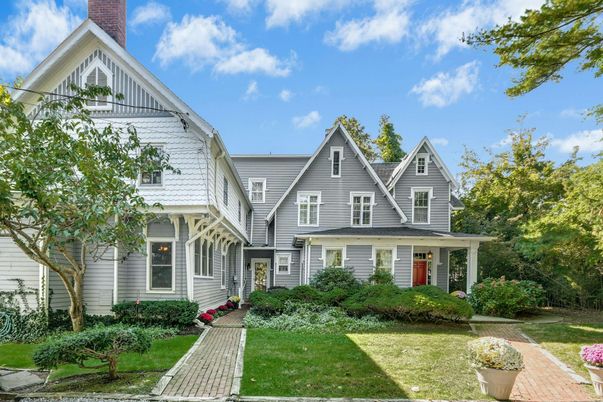 Exterior, Facade, Queen Anne Victorian