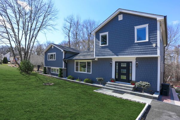 Exterior, Facade, Split Level