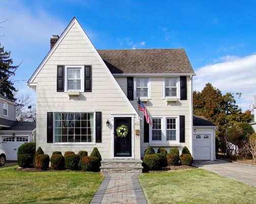 Attached, Exterior, Facade, Farmhouse