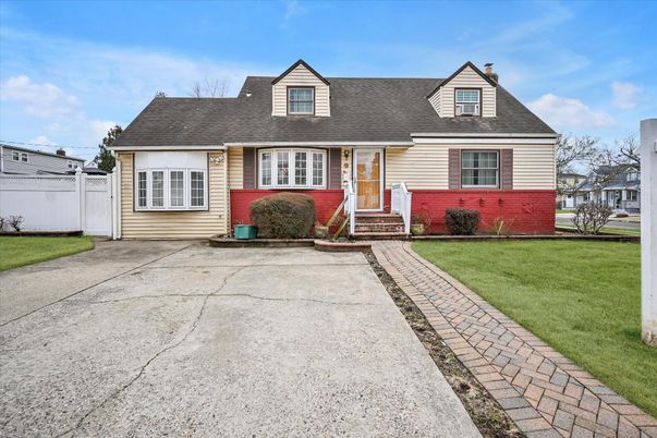 Exterior, Facade, Cape Cod