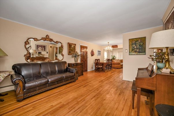 Chandelier, Dining room, Interior, Living room, Piano, Wood Texture Flooring