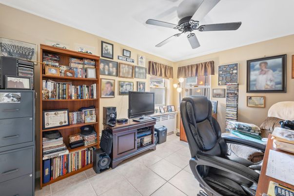 Home Office, Interior