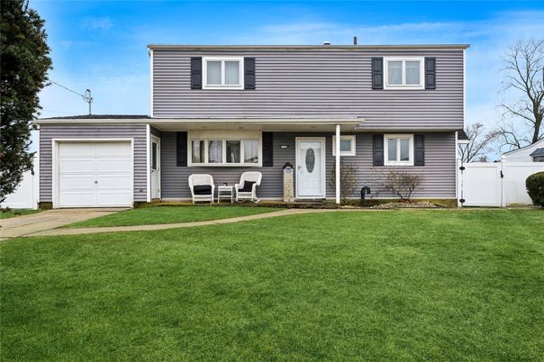 Attached, Exterior, Facade, Split Level