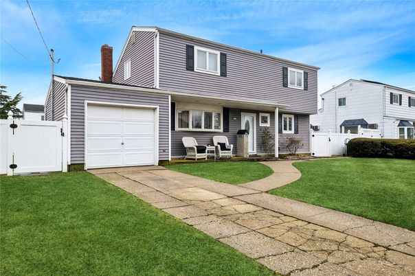 Attached, Exterior, Facade, Cape Cod