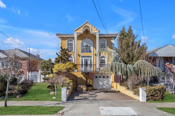Attached, Exterior, Facade, Queen Anne Victorian