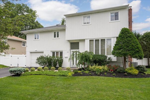 Attached, Exterior, Facade, Split Level