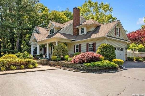 Attached, Exterior, Facade, Cape Cod